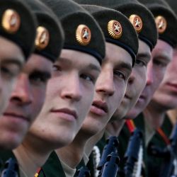 Los militares rusos se reúnen en la Plaza Roja de Moscú para el desfile militar del Día de la Victoria. - Rusia celebra el 76 aniversario de la victoria sobre la Alemania nazi durante la Segunda Guerra Mundial. | Foto:Kirill Kudryavtsev / AFP