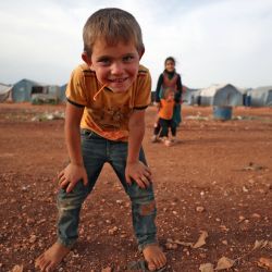 Un niño sirio posa para una foto mientras juega en un campamento para desplazados internos en la ciudad de Maaret Misrin, en la provincia de Idlib, noroeste de Siria. | Foto:Omar Haj Kadour / AFP