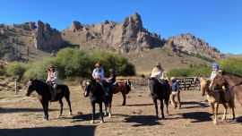 Los jinetes listos para una cabalgara slow.