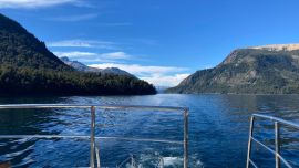 Navegación por el Brazo Tristeza, que parte del muelle de Bahía López.
