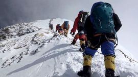 China planea establecer una línea demarcatoria de límites bien indicada para que nadie pase la frontera que comparte con Nepal en la cumbre del Everest.