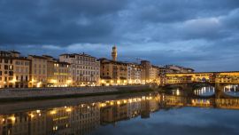 El paseo a la orilla del Arno mantiene el encanto de siempre. Foto: Florian Sanktjohanser/dpa
