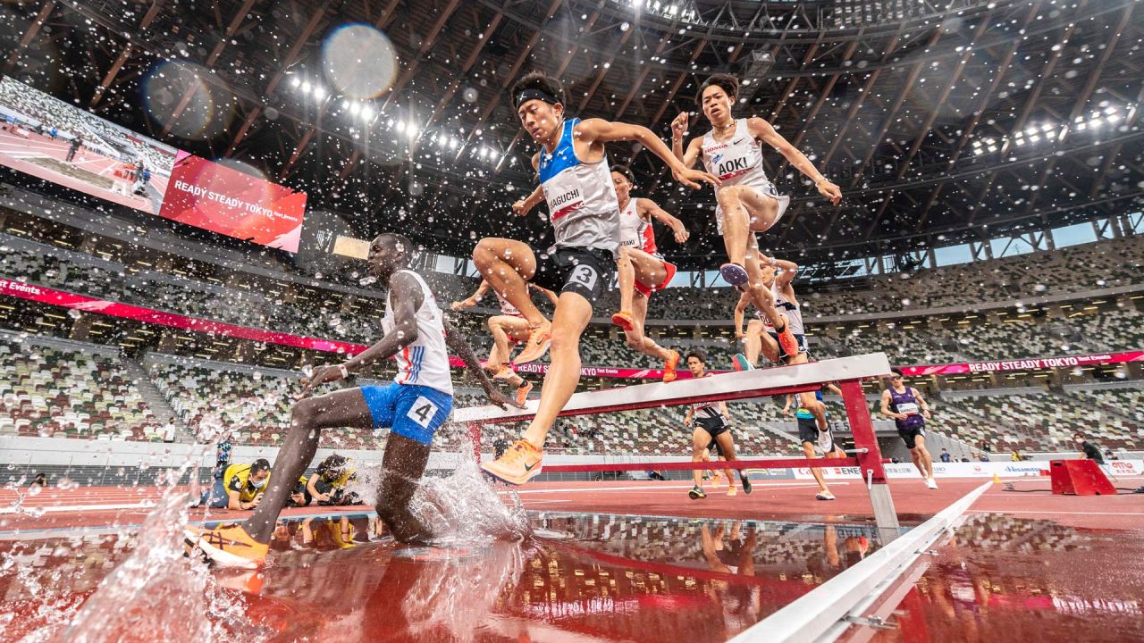 Los atletas compiten en la persecución de obstáculos masculina de 3000 m durante un evento de prueba de atletismo para los Juegos Olímpicos de Tokio 2020 en el Estadio Nacional de Tokio. | Foto:Charly Triballeau / AFP