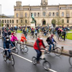La gente participa en una manifestación en bicicleta frente al Welfenschloss, la sede de la Universidad Leibniz de Hannover, contra los recortes en las universidades de Baja Sajonia. | Foto:Moritz Frankenberg / DPA