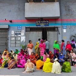Bangladesh, Dhaka: los trabajadores de la confección de Binni Garments Ltd bloquean la carretera en la fábrica para exigir el pago de los salarios adeudados. | Foto:Zabed Hasnain Chowdhury / SOPA Images a través de Zuma Wire / DPA