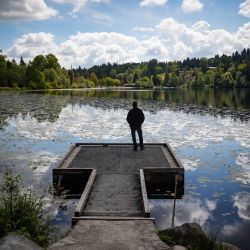 En la foto se ve a un hombre parado en un muelle en Deer Lake en Burnaby. | Foto:Darryl Dyck / The Canadian Press vía ZUMA / DPA