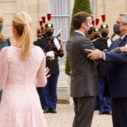 El presidente francés, Emmanuel Macron da la bienvenida al presidente de Argentina, Alberto Fernández, mientras que la esposa del presidente francés, Brigitte Macron da la bienvenida a la primera dama Fabiola Yáñez, antes de una reunión para el almuerzo, en el Palacio del Elíseo, en París. | Foto:Ludovic Marin / AFP