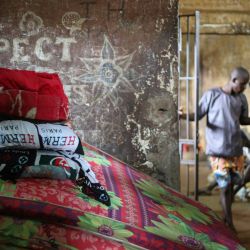La ropa de cama se muestra en la Prisión Central en Freetown. - Según muchas ONG, los presos tienen condiciones de vida extremadamente difíciles y han sufrido durante años la falta de acceso a alimentos y agua en las cárceles de Sierra Leona. | Foto:Anne-Sophie Faivre Le Cadre / AFP