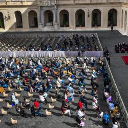 Una vista general muestra al Papa Francisco dirigiéndose a los asistentes en el patio de San Dámaso en el Vaticano, mientras reanuda su audiencia general semanal al aire libre con el público después de una ausencia de seis meses debido a la crisis del coronavirus. | Foto:Tiziana Fabi / AFP
