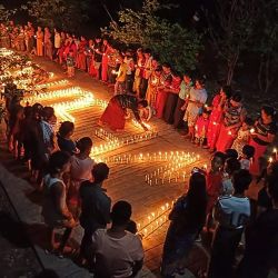 Esta foto muestra a personas reunidas durante una protesta nocturna contra el golpe militar, marcando los 100 días de la toma de poder en el municipio de Hpakant en Myanmar Estado norteño de Kachin. | Foto:Kachin Waves / AFP