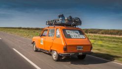 En medio de la pandemia, viajan de Ushuaia a Alaska en un Renault 6