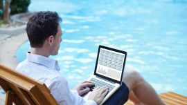 Nómades digitales trabajan a distancia mientras hacen turismo.