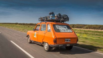 En medio de la pandemia, viajan de Ushuaia a Alaska en un Renault 6