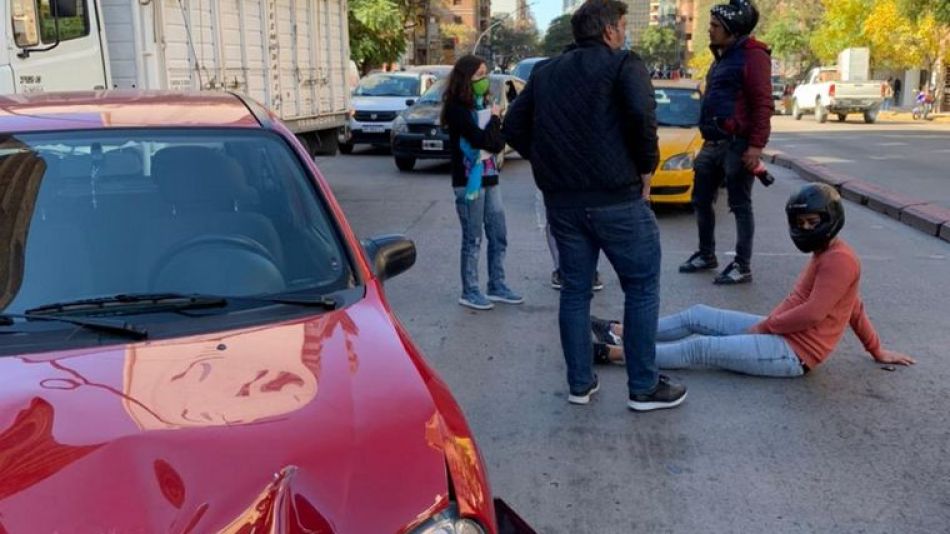 Motochorro derribado por pack de gaseosas