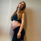 Pampita llama la atención por su panza en su séptimo mes de embarazo
