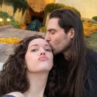 Kat Dennings, de WandaVision, se comprometió con el cantante Andrew W.K