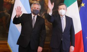 El presidente Alberto Fernandez con Materella y Draghi en Italia.20210513