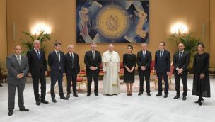 Comitiva oficial junto al Papa Francisco. 
