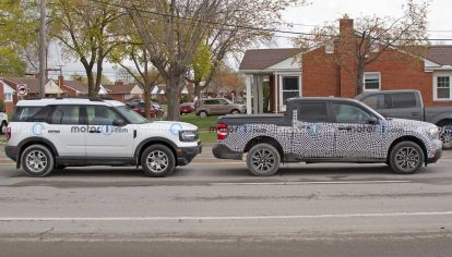 La nueva Ford Maverick aparece junto a Bronco Sport con tamaño similar