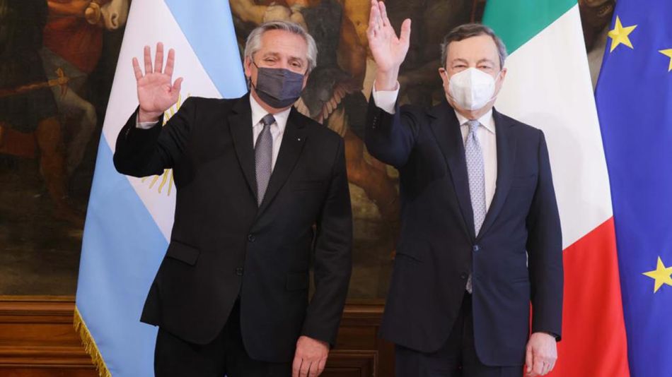 El presidente Alberto Fernandez con Materella y Draghi en Italia.20210513