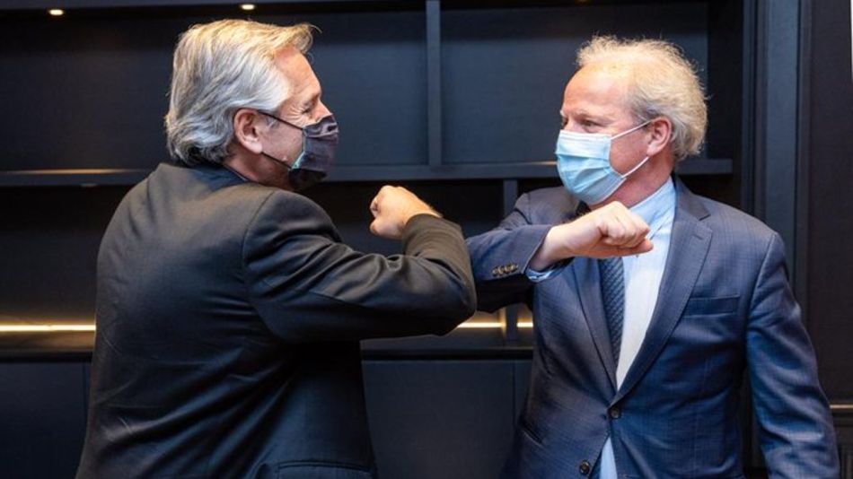 El saludo del presidente Alberto Fernández y Axel van Trotsenburg, director gerente de operaciones del Banco Mundial.