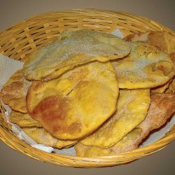 Las tortas fritas, todo un clásico en las meriendas campestres. Si bien su origen es alemán, se cree que llegaron al Río de la Plata de la mano de inmigrantes españoles.