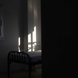 Una cama vacía en una sala de internación para pacientes en el Hospital de Lavallol Dr. Norberto Piacentini en Buenos Aires, Argentina, mayo del 2021. | Foto:Mario Defina