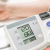 La hipertensión arterial es el aumento de la presión arterial de forma crónica con valores iguales o superiores a 140 mm de Hg de presión sistólica (alta) y 90 mm de Hg de presión diastólica (baja).