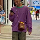 Santi Maratea marca tendencia con su cartera en forma de "cajita feliz"