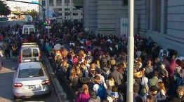 La entrada de Constitución sobre la calle Brasil, con una multitud apiñada este viernes 14 de mayo frente a las puertas cerradas.