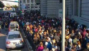 La entrada de Constitución sobre la calle Brasil, con una multitud apiñada este viernes 14 de mayo frente a las puertas cerradas.