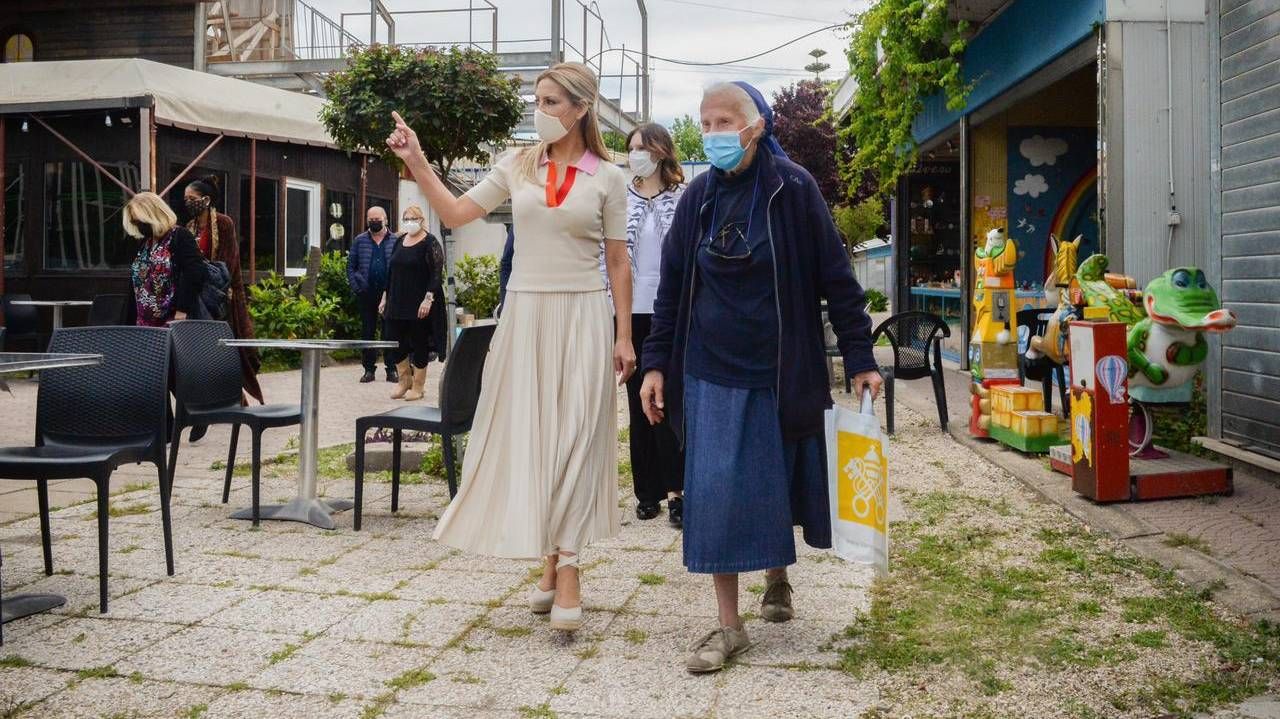 Fabiola Yañez y la monja Genevieve Jeanningros