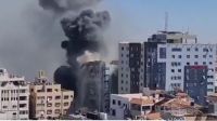 El edificio Aljala, en Gaza, recibió un misil israelí y se derrumbó poco después.