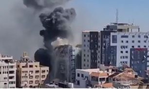 El edificio Aljala, en Gaza, recibió un misil israelí y se derrumbó poco después.