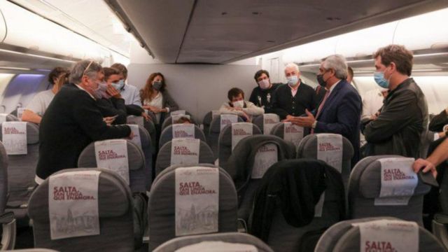 El presidente Alberto Fernández, hablando con los periodistas que acompañaron la gira poco antes de emprender el regreso a Buenos Aires.
