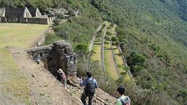 Las autoridades peruanas decidieron vacunar a los pobladores de Machu Picchu para volver al turismo receptivo.