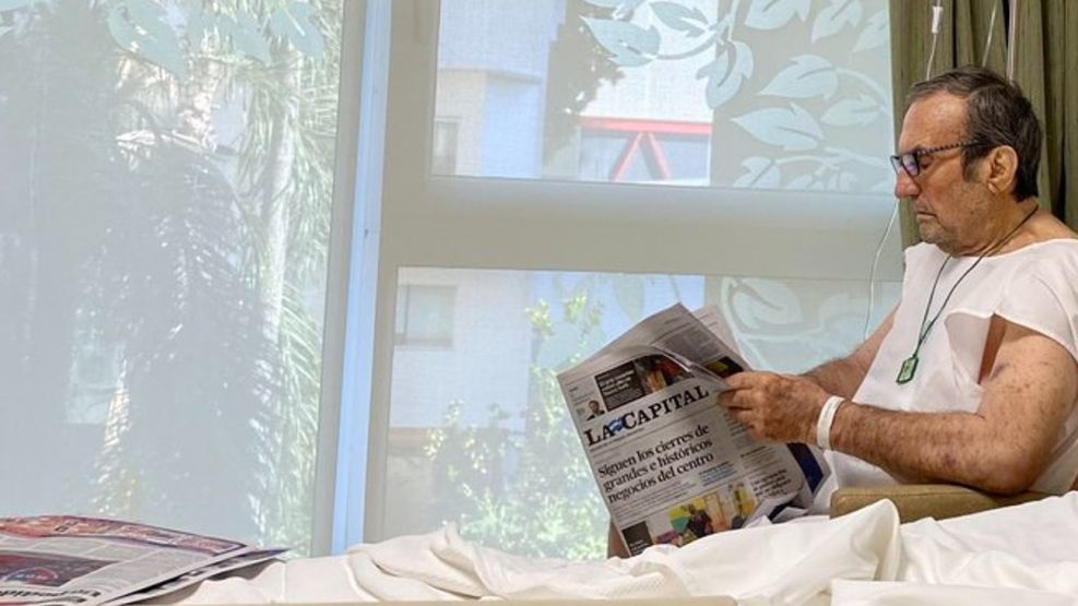 Carlos Reutemann, leyendo el diario rosarino La Capital en el Sanatorio Parque.