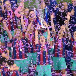 Las jugadoras del Barcelona levantan su trofeo tras ganar la final de la UEFA Women's Champions League entre el Chelsea FC y el FC Barcelona en Gotemburgo, Suecia. | Foto:Jonathan Nackstrand / AFP