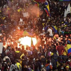 Las personas se manifiestan contra el gobierno del presidente colombiano Iván Duque en Bogotá. - Los enfrentamientos entre policías y manifestantes en protestas antigubernamentales desde el 28 de abril han resultado en al menos 42 muertes, incluido un oficial de policía, y más de 1.500 heridos hasta la fecha, según cifras oficiales. | Foto:Juan Barreto / AFP