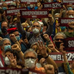 España, Barcelona: activistas independentistas participan en una manifestación convocada por la Asamblea Nacional Catalana (ANC) para exigir a los políticos que formen un gabinete de gobierno regional. | Foto:Matthias Oesterle / ZUMA Wire / DPA