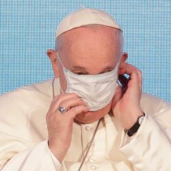 El Papa Francisco se ajusta la mascarilla durante una conferencia sobre demografía italiana en Roma. | Foto:Andrew Medichini / POOL / AFP