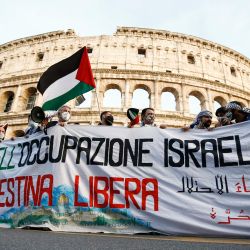 Italia, Roma: Los manifestantes sostienen una pancarta frente al Coliseo durante una protesta en apoyo de los palestinos en medio de la escalada de violencia israelí-palestina. | Foto:Cecilia Fabiano / LaPresse vía ZUMA Press / DPA