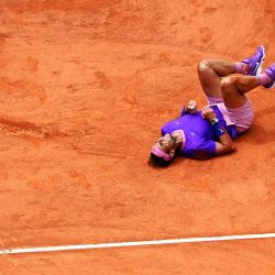 El español Rafael Nadal reacciona después de que resbaló y perdió un punto contra el alemán Alexander Zverev durante su partido de tenis en el Abierto de Italia masculino en el Foro Itálico en Roma, Italia. | Foto:Andreas Solaro / AFP