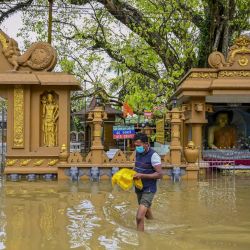 En la foto se ve un templo inundado en Biyagama después de que lluvias torrenciales inundaron muchas áreas bajas durante un cierre de tres días impuesto para contener la propagación del coronavirus Covid-19 cerca de Colombo. | Foto:Ishara S. Kodikara / AFP