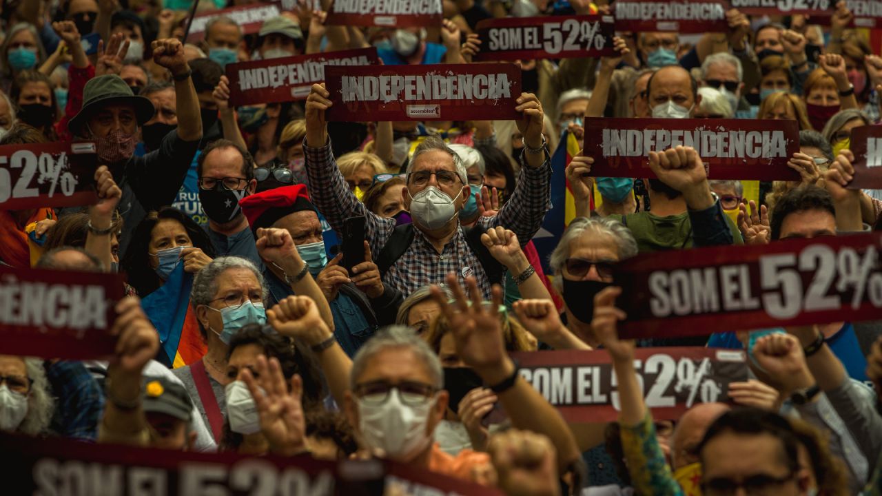España, Barcelona: activistas independentistas participan en una manifestación convocada por la Asamblea Nacional Catalana (ANC) para exigir a los políticos que formen un gabinete de gobierno regional. | Foto:Matthias Oesterle / ZUMA Wire / DPA