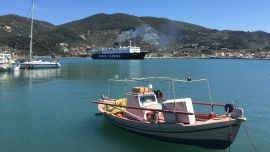 Naves entrando y saliendo del puerto de la isla griega de Skopelos. Grecia abre a mediados de mayo sus fronteras a turistas de la Unión Europea y otros países, bajo cumplimiento de ciertos requisitos sanitarios. Foto: picture alliance / Alexia Angelopoulou/dpa
