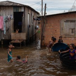 Brasil, Iranduda: la imagen muestra a niños jugando en una calle inundada en el distrito de Cacau Pirera. Las inundaciones llegaron al centro de Manaos, una metrópoli en la región amazónica de Brasil, informó el lunes el sitio web de noticias G1, cuando el río Negro alcanzó una altura de 29,72 metros y envió agua a las calles. | Foto:Lucas Silva / DPA