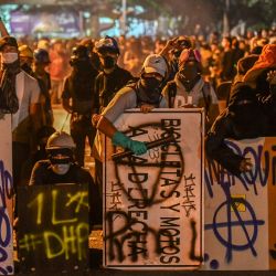 Los manifestantes participan en una nueva protesta antigubernamental en Medellín, Colombia. - Las protestas en Colombia fueron desencadenadas a fines de abril por un proyecto de reforma tributaria, ya retirado, y el ministro de Finanzas detrás de él renunció a principios de mayo. Los enfrentamientos entre la policía colombiana y los manifestantes han provocado al menos 42 muertes, incluido un oficial de policía, y más de 1.500 heridos hasta la fecha, según cifras oficiales. | Foto:Joaquin Sarmiento / AFP