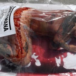 Activistas de los derechos de los animales de AnimaNaturalis cubiertos con pintura roja yacen en paquetes de carne gigantes con la etiqueta  | Foto:Gabriel Bouys / AFP