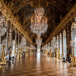 La fotografía muestra la Galerie des Glaces (Salón de los Espejos) en el Palacio de Versalles, en Versalles, cerca de París, antes de su inauguración, como parte de la relajación de la medida adoptada para frenar la propagación del Covid-19 en Francia. | Foto:Martin Bureau / AFP